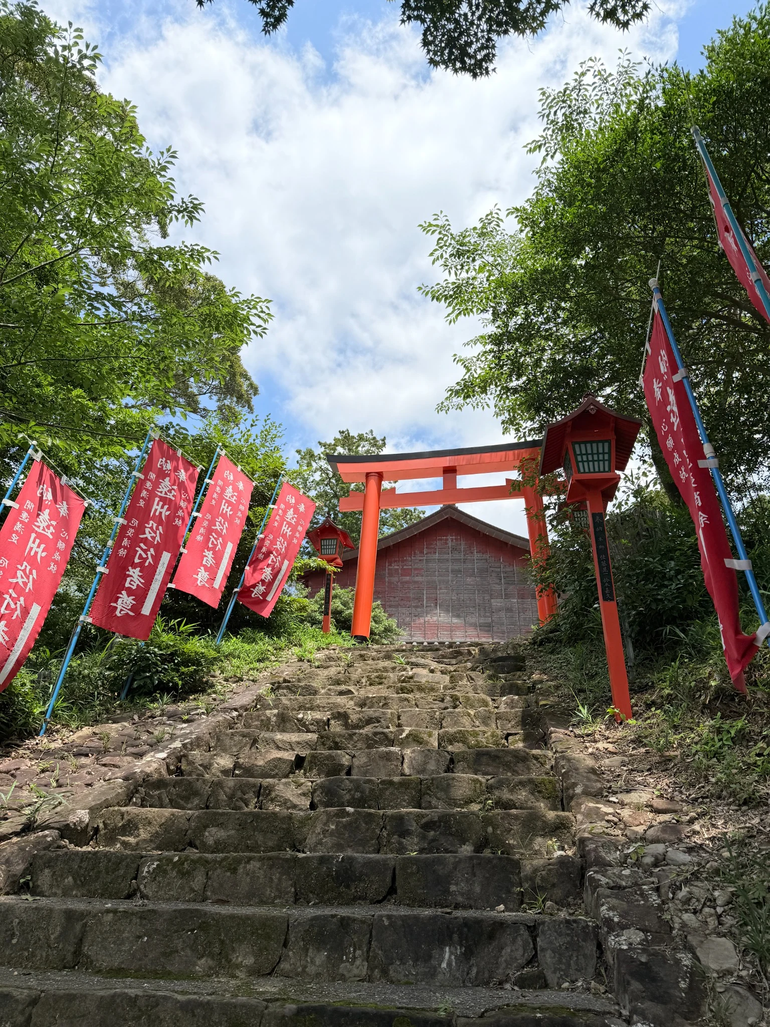 長福寺開創一三〇〇年記念 大峯遥拝 安里山特別参拝の石段と鳥居